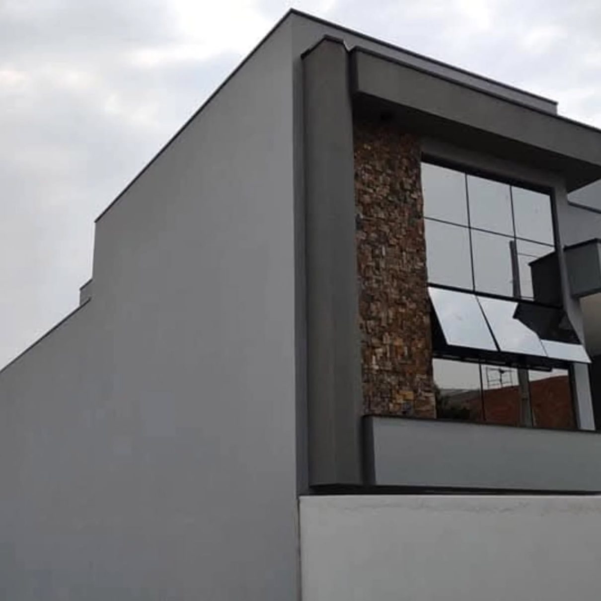 Fachada de residência concluída pela Royal Deluxe
