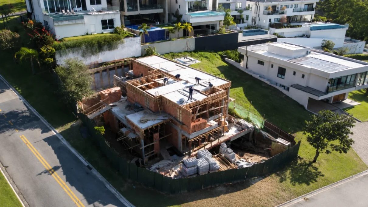 Vista aérea de obra em execução em condomínio